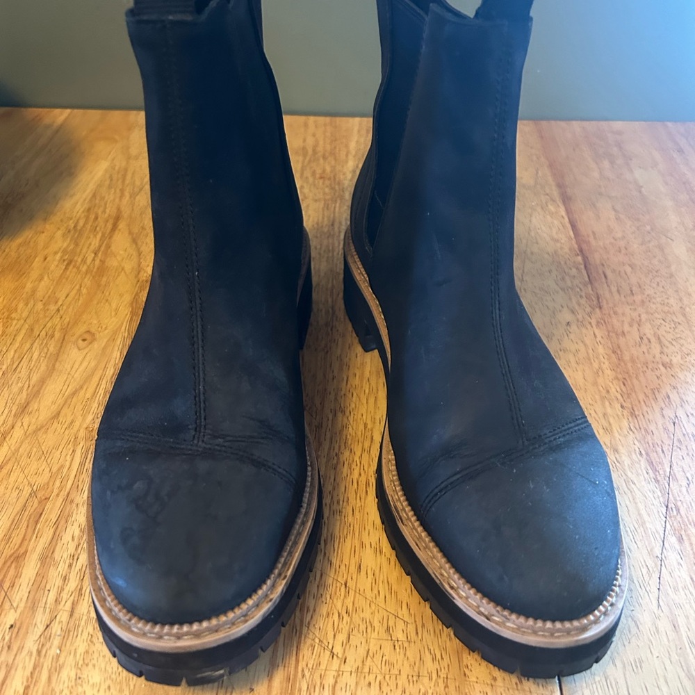 Toms chelsea style boot size 8.